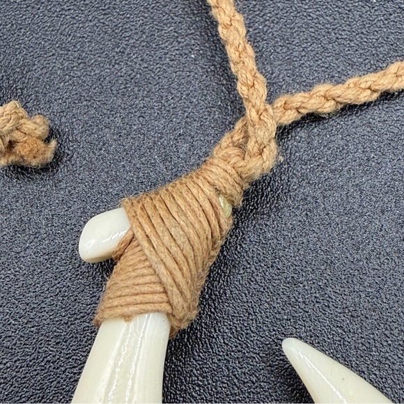 Hawaiian Māori Carved Bone Hook Pendant Hand-carved Cream and Rope Necklace - Picture 4 of 9